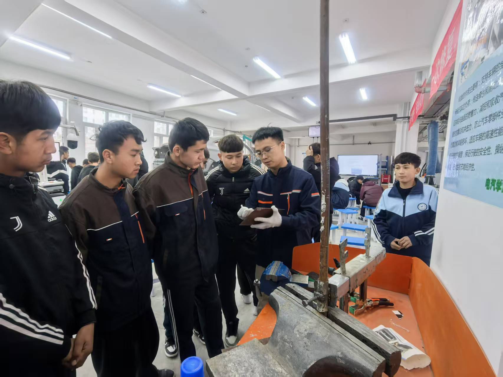 “丝路雄关铸师道 桃李芬芳润边疆” ——沧州技师学院郝振玉老师援疆工作纪实